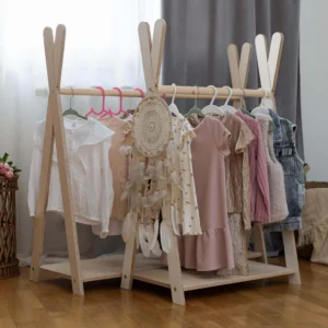 portant à vêtements montessori en bois tipi
